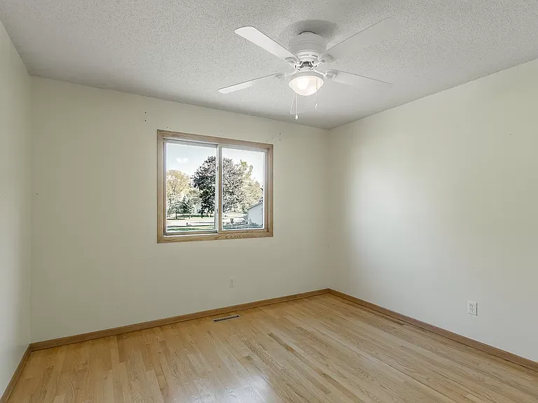 5140 Cottonwood Ln N — Photo 2