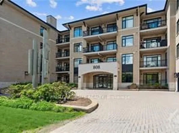 808 Bronson Ave #Penthouse 409-9, Ottawa, ON K1S 5A4