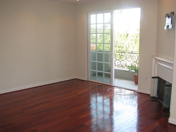5th image of 10740 Moorpark St APT 201