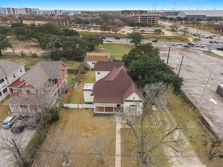 200 Highlands St — Photo 3