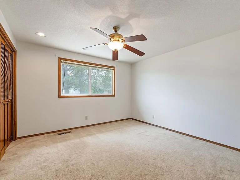 212 Edgewood Dr — Photo 13