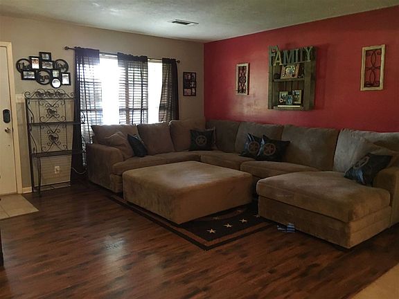 3rd image of 225 Ferndale Ln