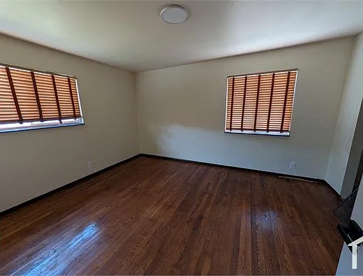 2239 University St — Photo 8