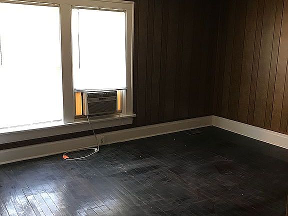 3rd image of 1417 E Blake Ave