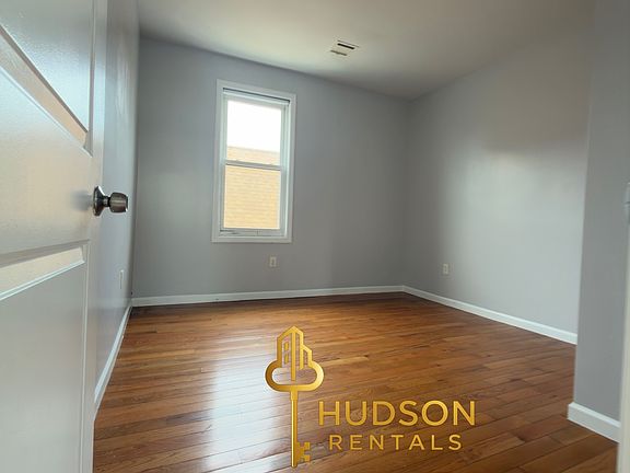4th image of 550 Garfield Ave #3F