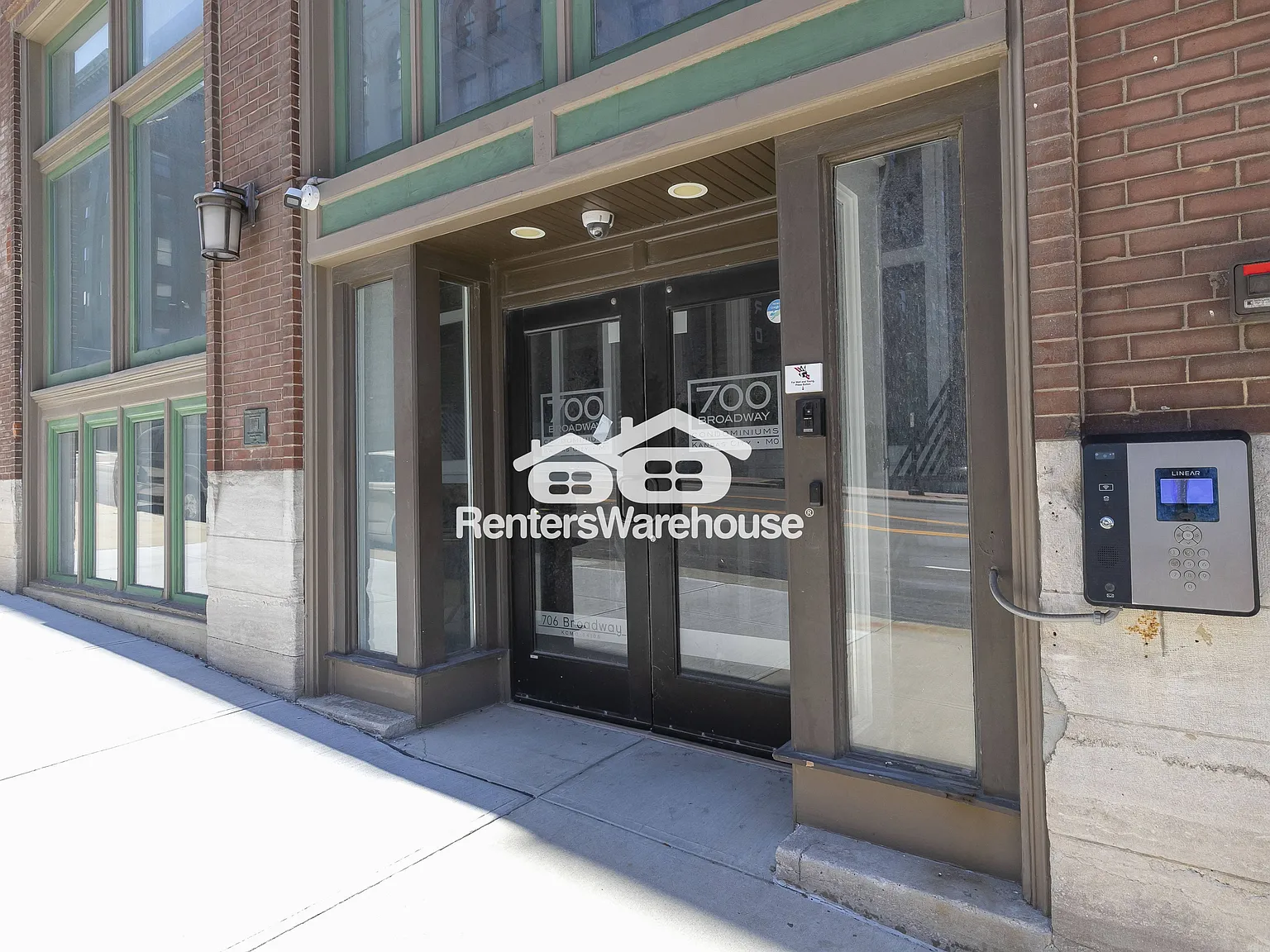 700 Broadway Blvd — Photo 1