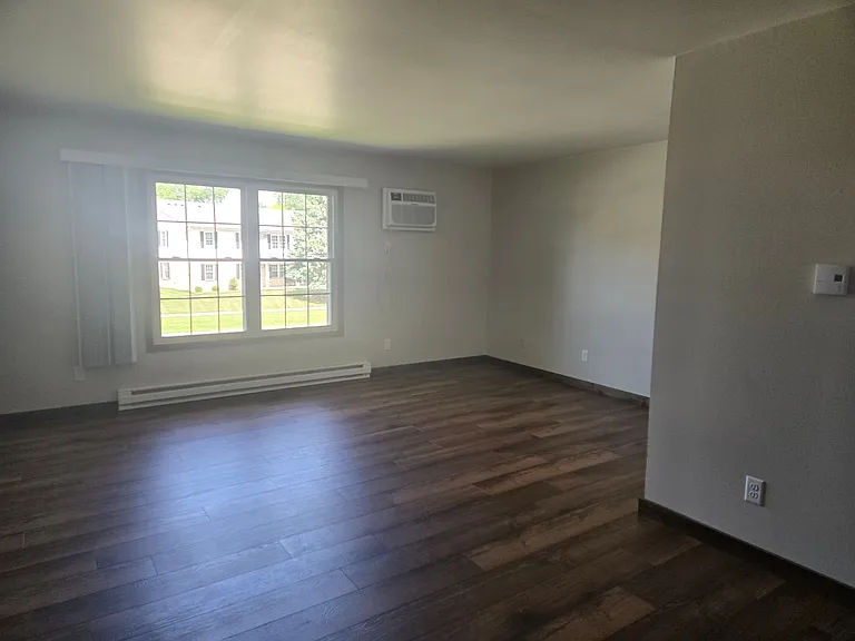 1927 Sylvan Way — Photo 5