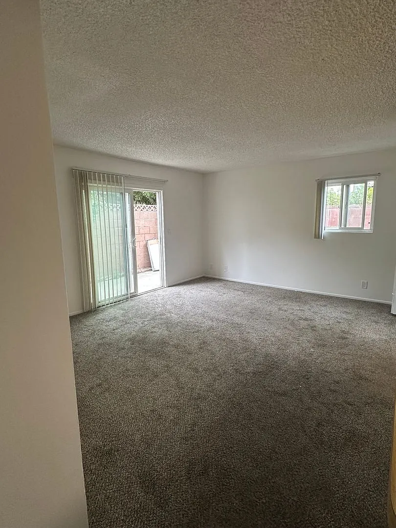 2 Bedroom 1 Bath Downstairs Unit On Silverstrand Beach — Photo 2
