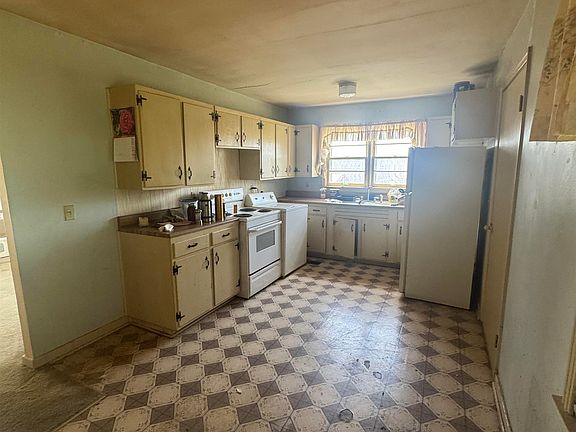 5th image of 250 1st St