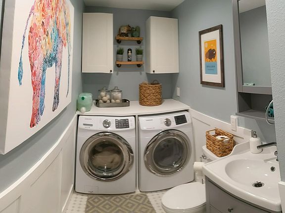 Renovated bath / laundry. Top end appliances on main floor