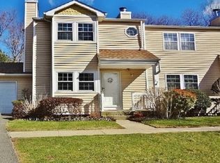 24 Hopkins Cmns, Yaphank, NY 11980
