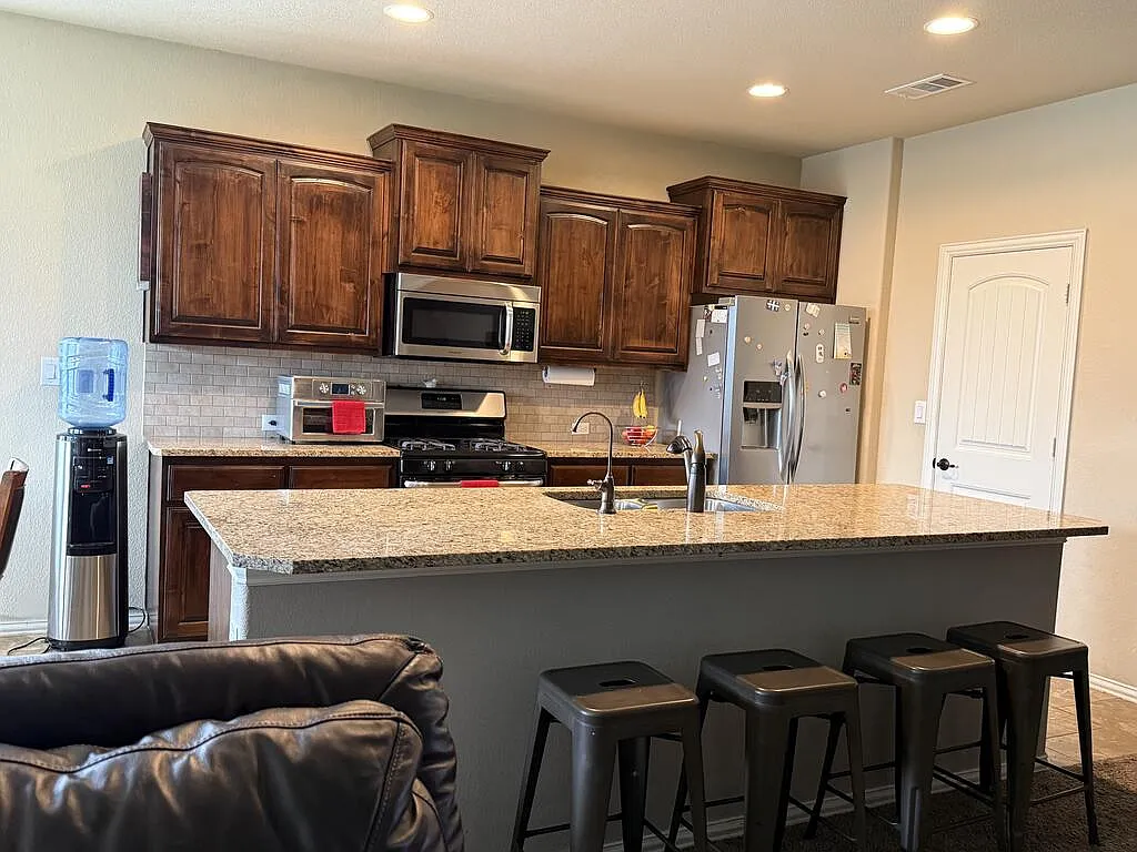 4 bed, 2.5 bath, 2421 sqft, $3,500 — Photo 3