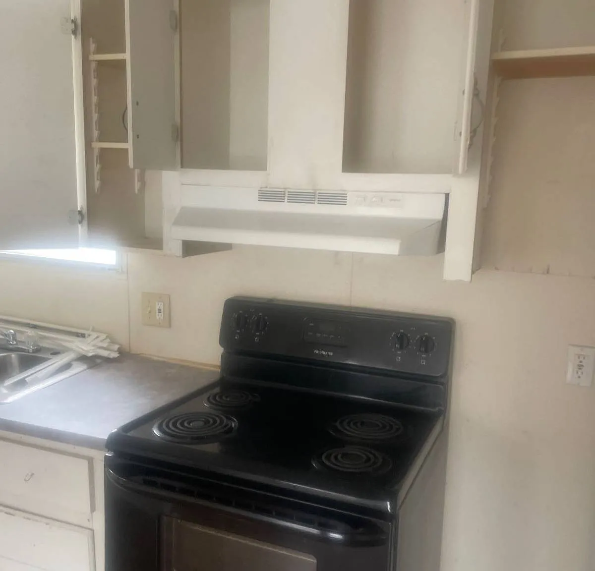 3 bed, 2.0 bath, 924 sqft, $12,500 — Photo 2
