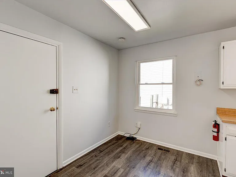 6th Pl NE — Photo 11