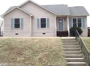 2 Flower Cir, Petersburg, VA 23803