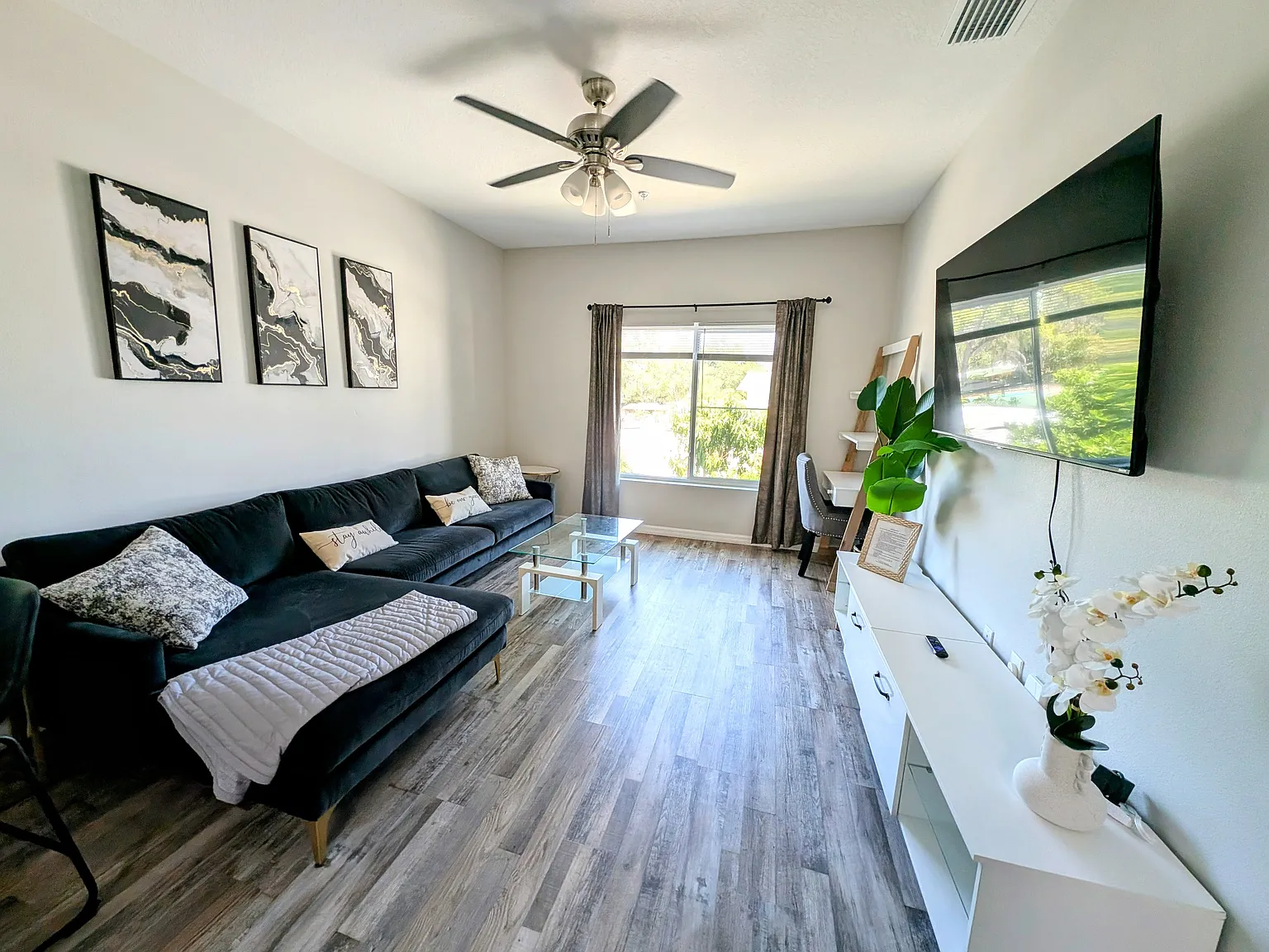 2 bed, 1008 sqft, $2,300 — Photo 2