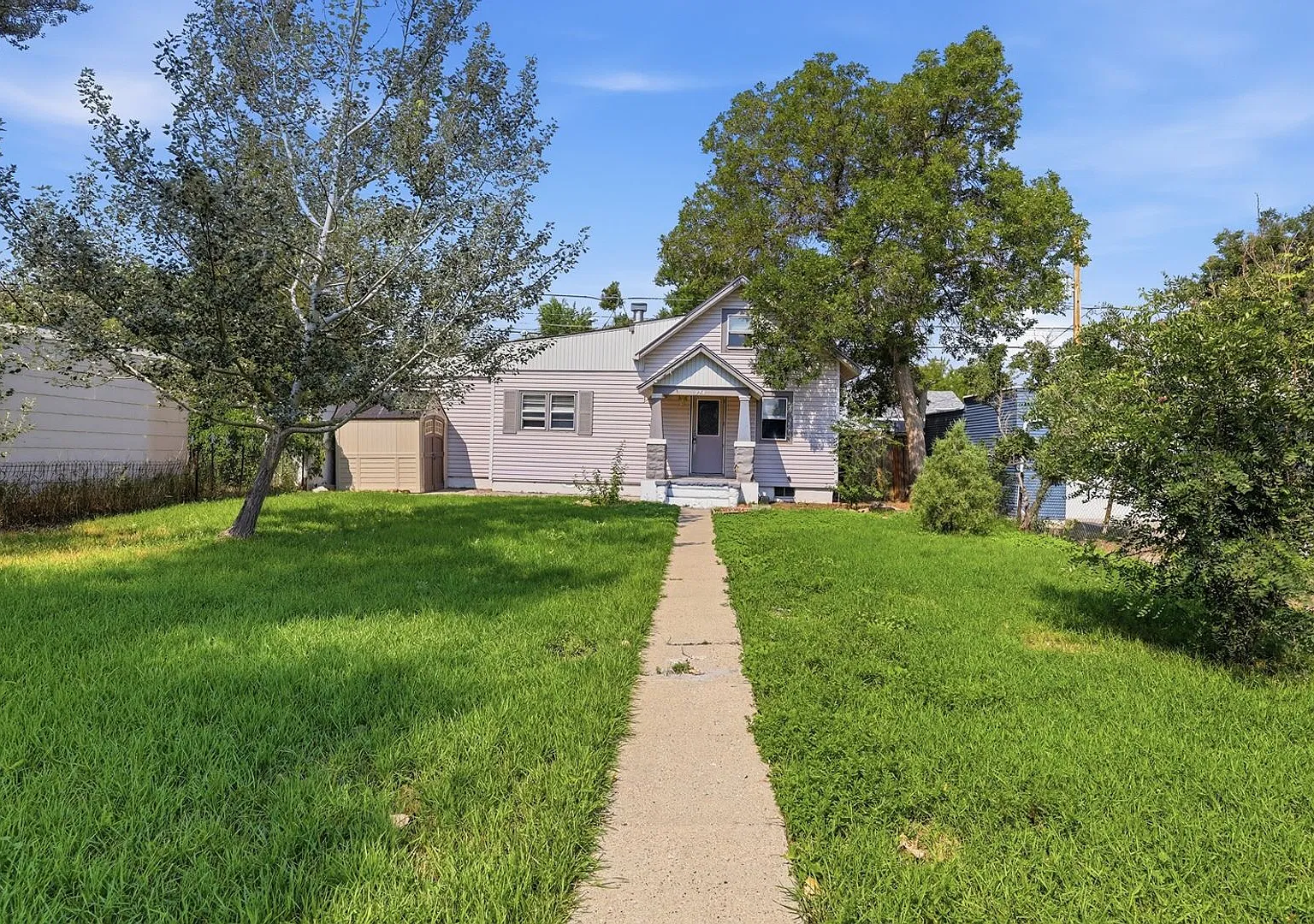 Cute, 3 Bedroom Centrally Located Bungalow — Photo 1