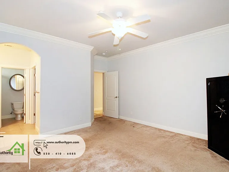 2052 Hedgerow Ave — Photo 21