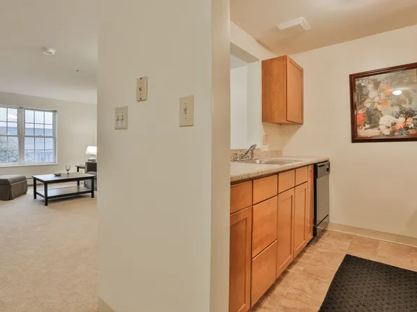 199 Eastern Ave APT 21, Manchester, NH 03104