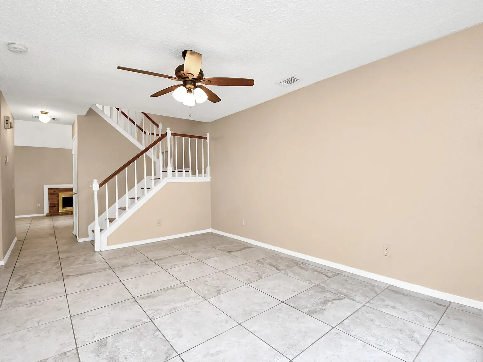 3 bed, 2.0 bath, 1552 sqft, $1,900 — Photo 3