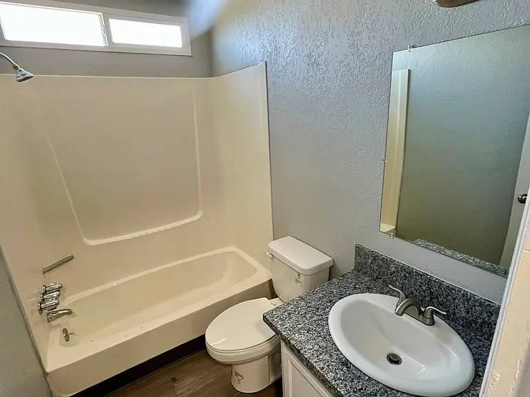 Regency Apartments — Photo 14