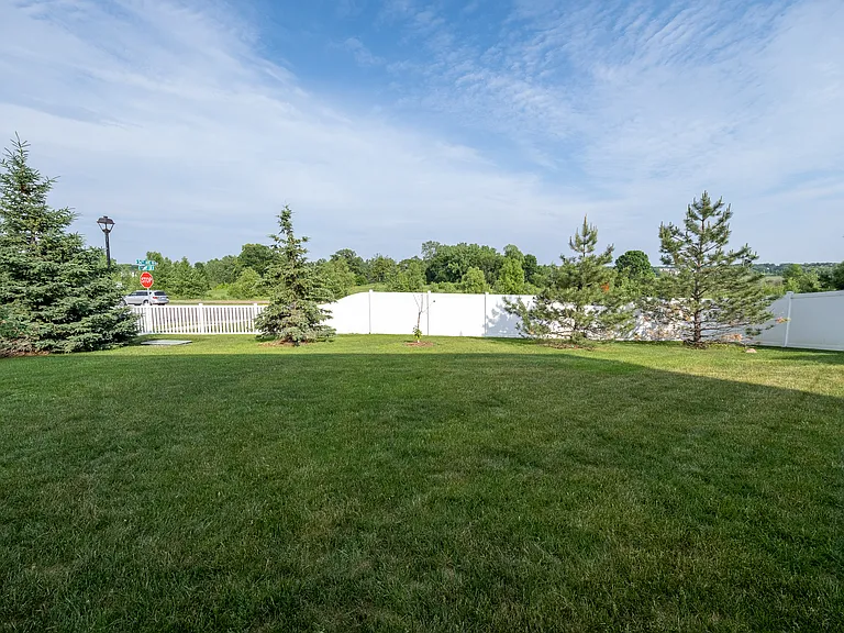 5595 Queensland Ln N — Photo 41