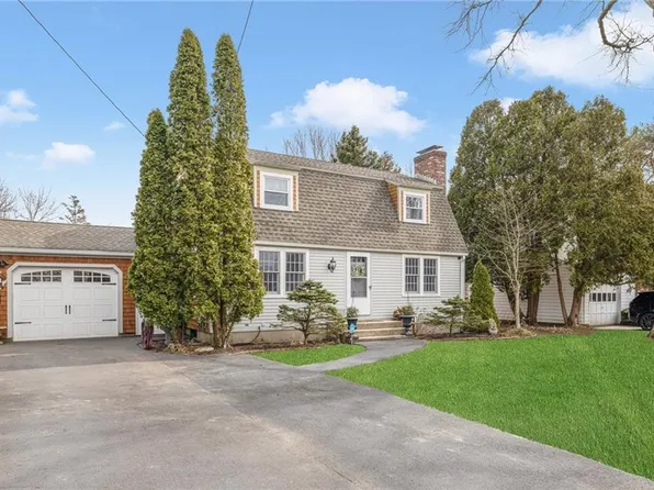 71 Lambert St, Narragansett, RI 02882
