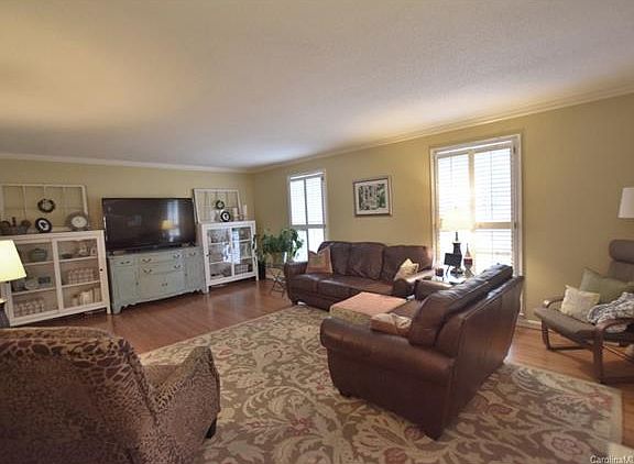 4th image of 2040 Poinsett Dr
