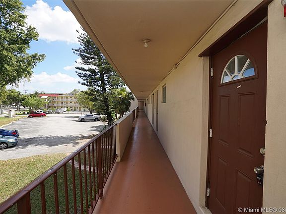 2nd image of 1550 NE 191st St APT 206