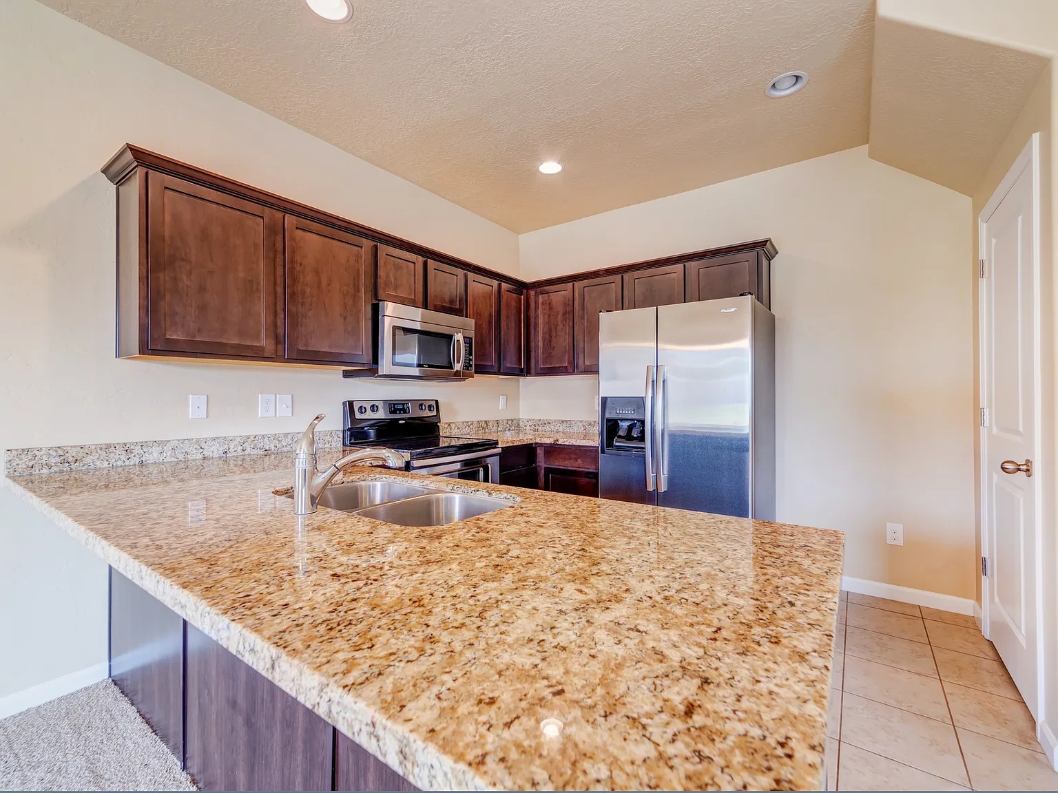 3 bed, 2.5 bath, 2000 sqft, $1,900 — Photo 2