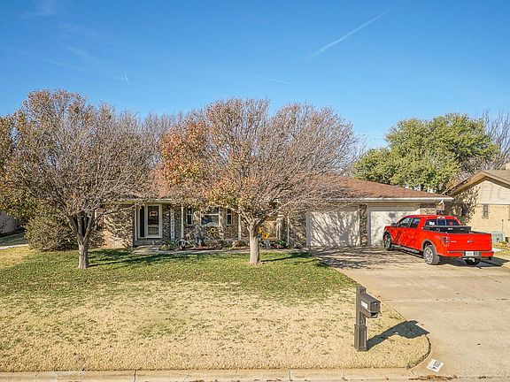 2nd image of 1923 Holly Ln