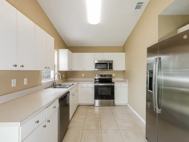 1110 W Knollwood St — Photo 2