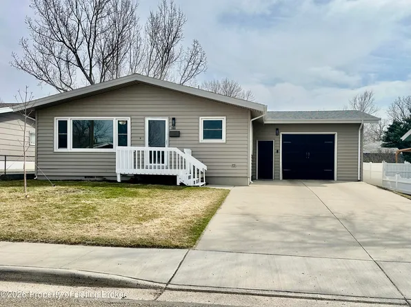 966 Cherry Ave, Dickinson, ND 58601