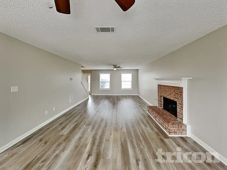 1055 Maria Dr — Photo 3