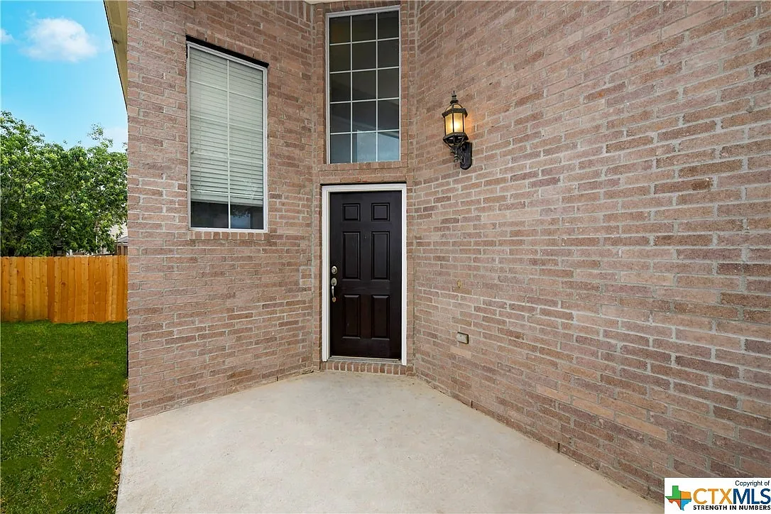 3 bed, 2106 sqft, $2,100 — Photo 2