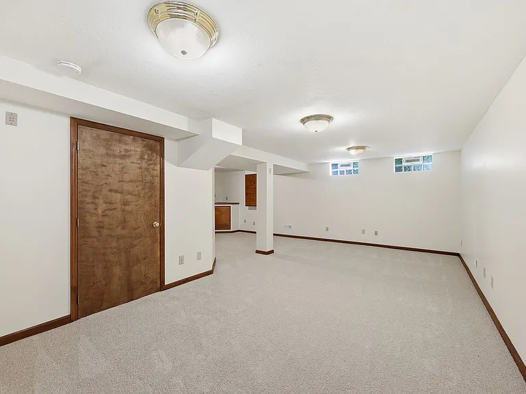 7666 Windwood Dr — Photo 31