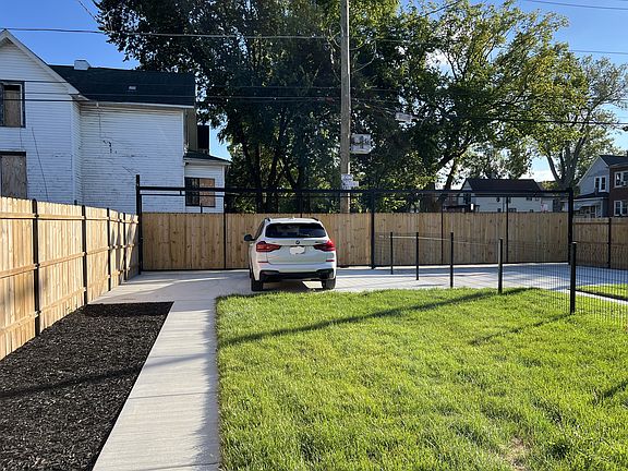 3rd image of 5843 W Corcoran Pl #3