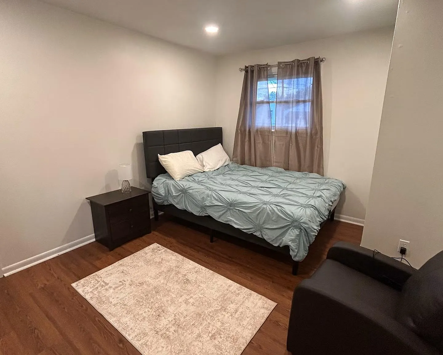 3 bed, 1.0 bath, 7797 sqft, $1,209 — Photo 1