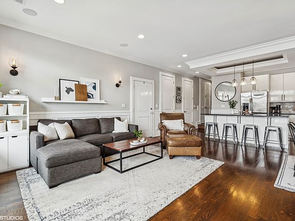 4th image of 1951 W Belmont Ave APT 2W