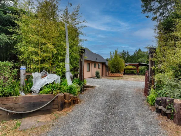 726 Pacific Ave, Brookings, OR 97415