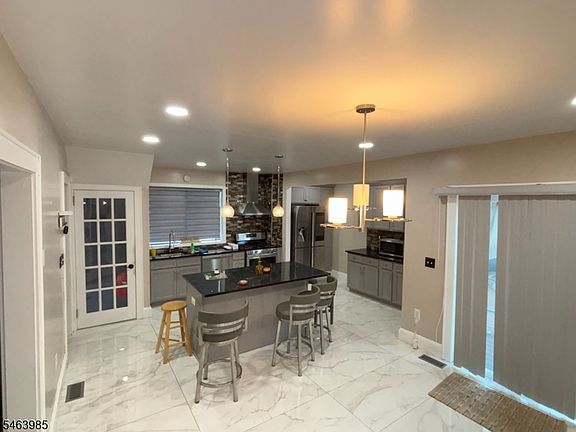 5th image of 305 Fitzpatrick St
