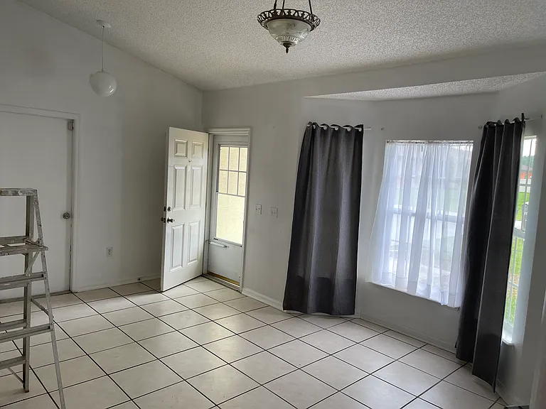 4 Burbank Dr — Photo 5