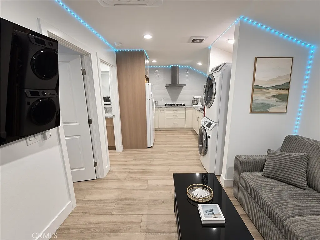 1 bed, 450 sqft, $2,100 — Photo 3