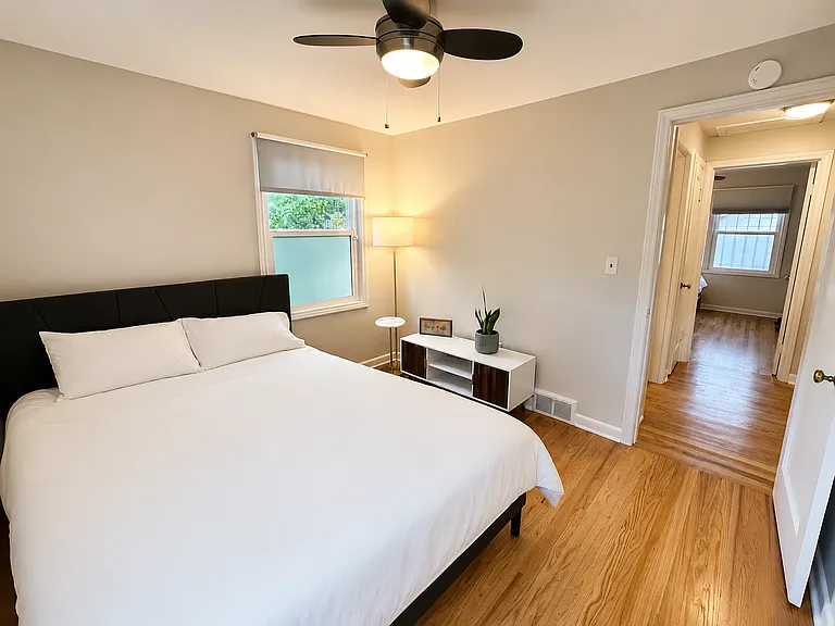 2nd bedroom (main floor)