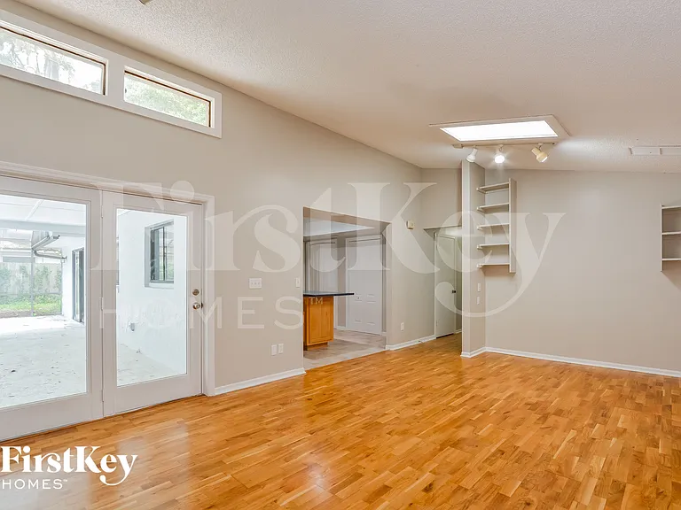 111 Slade Dr — Photo 4