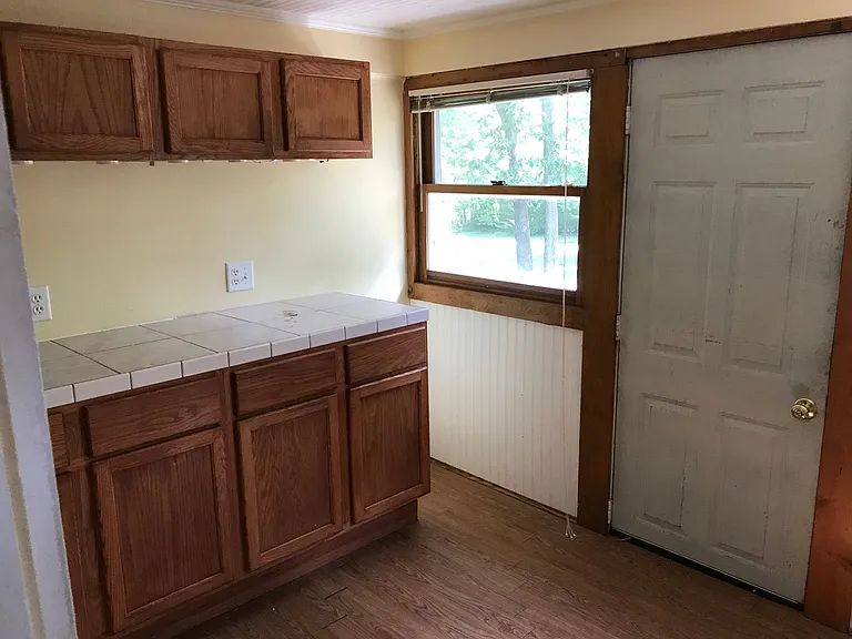 930 Hudson Ave — Photo 3