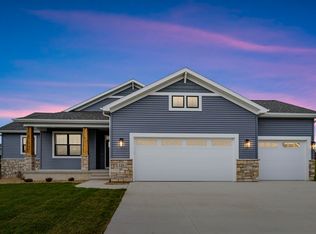 128 Goldcrest Ct, Waterloo, IA 50701