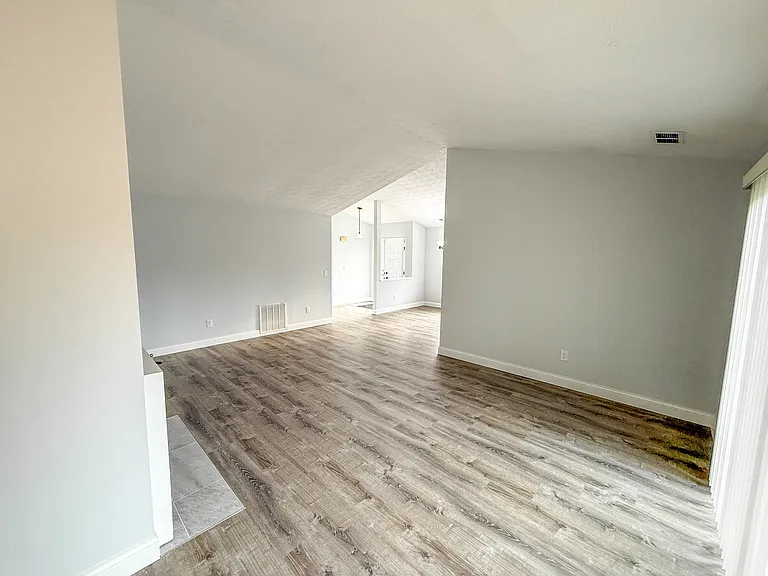 400 Sherwood Green Ct #400 — Photo 2