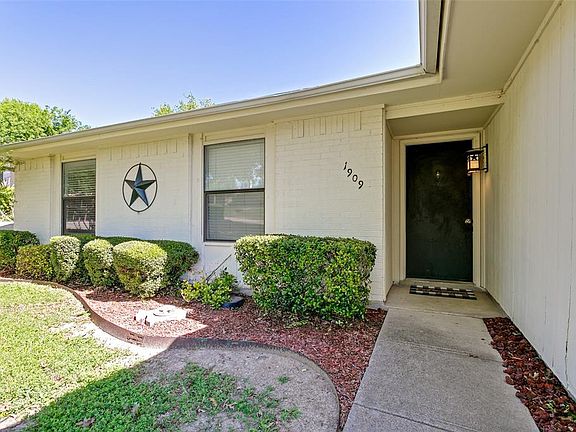 3rd image of 1909 Angelina Dr
