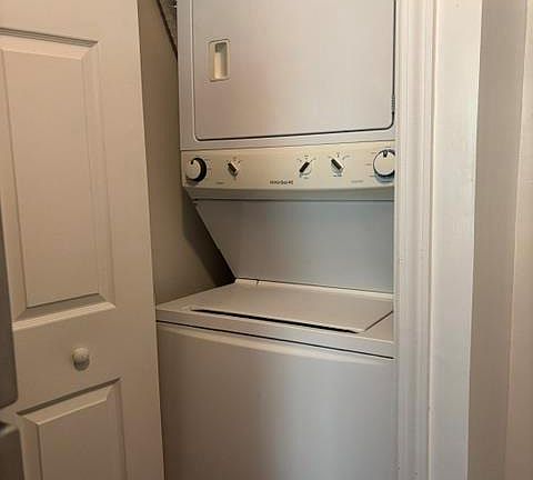 4th image of 40 Oakwood Rd APT 1S